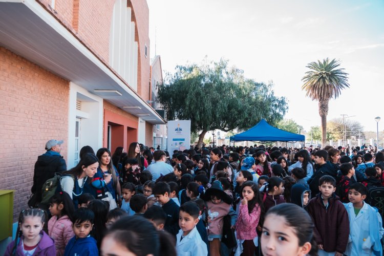 Rawson cerró la primera jornada de la Feria del Libro y prepara un sábado cargado de cultura y grandes shows