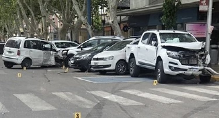 Violento choque en Capital: un conductor salió despedido y terminó debajo de un auto