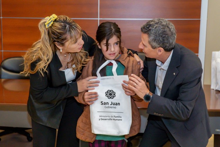 Familia entregó audífonos a personas con dificultades auditivas
