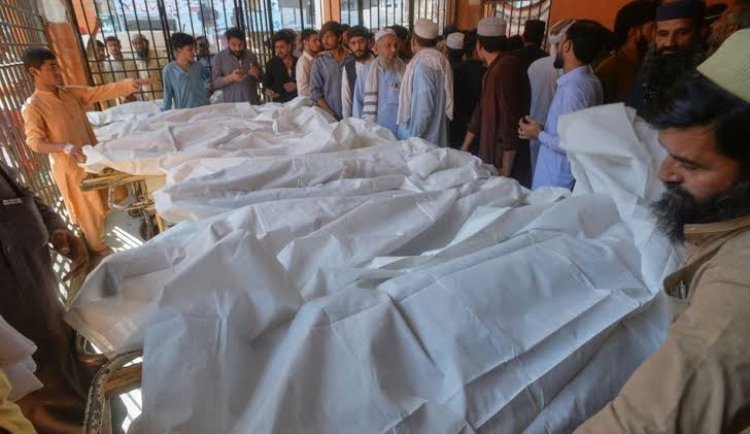Horror en Pakistán: cayó el techo de una escuela y murieron 27 alumnos y un profesor