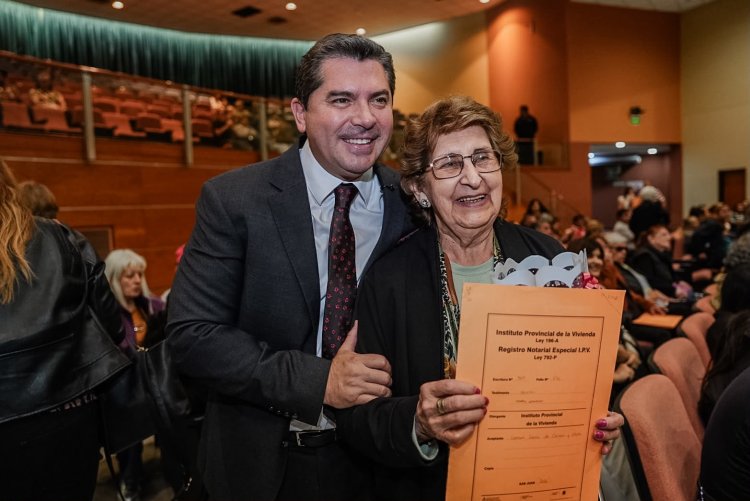 Orrego entregó 442 escrituras y más familias sanjuaninas accedieron a la titularidad de sus viviendas