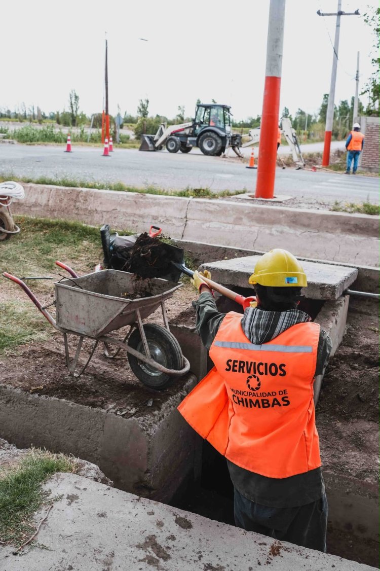 Chimbas realizó tareas de limpieza y obras de mejora en desagües de la zona Este